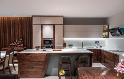 Đảo bếp mặt đá hiện đại cùng nội thất gỗ óc chó cao cấp